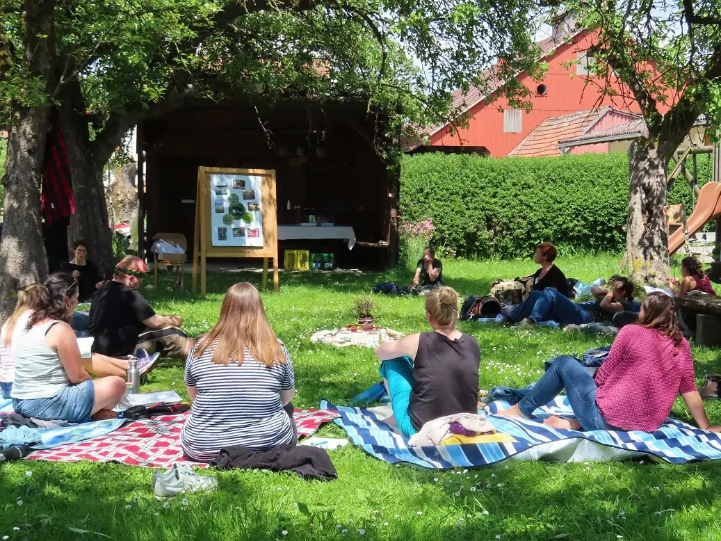 Gruppenarbeit bei der Fachkraftweiterbildung für tiergestützte Intervention.
